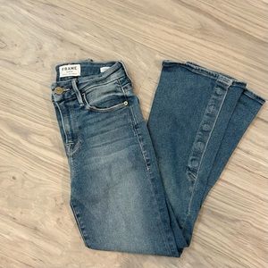 🔻🔻🔻A pair of Frame Le Crop Mini Boots jeans